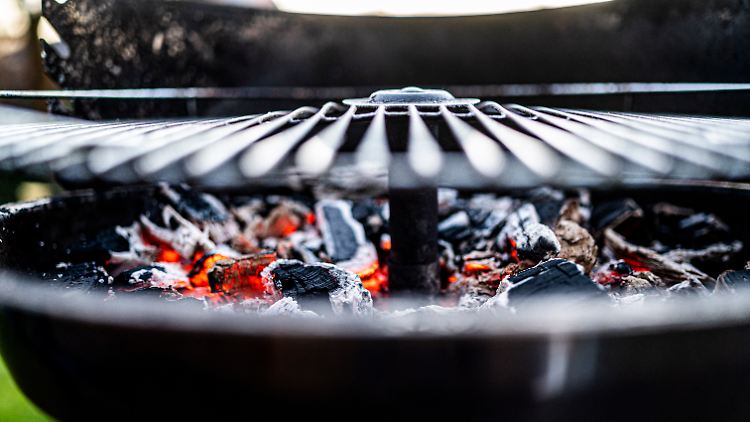 Die meisten Deutschen benutzen nach wie vor den Klassiker Holzkohlegrill.