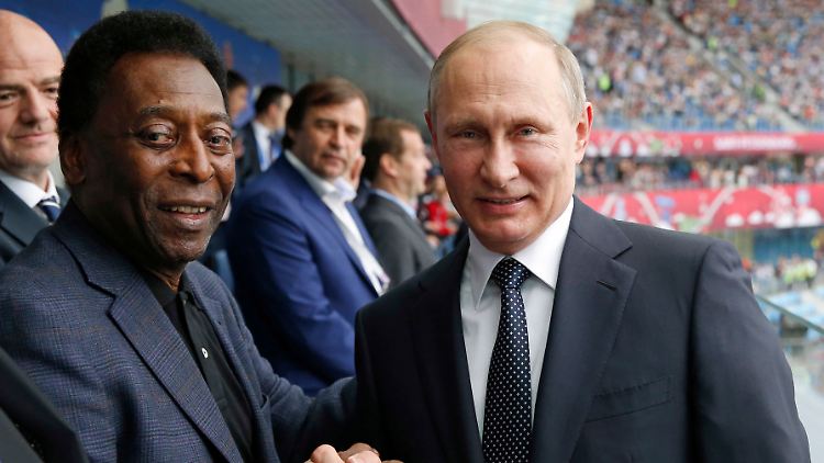 Treffen 2017: Da ahnte auch Pelé (l.) noch nicht, wozu Wladimir Putin mal fähig sein würde.