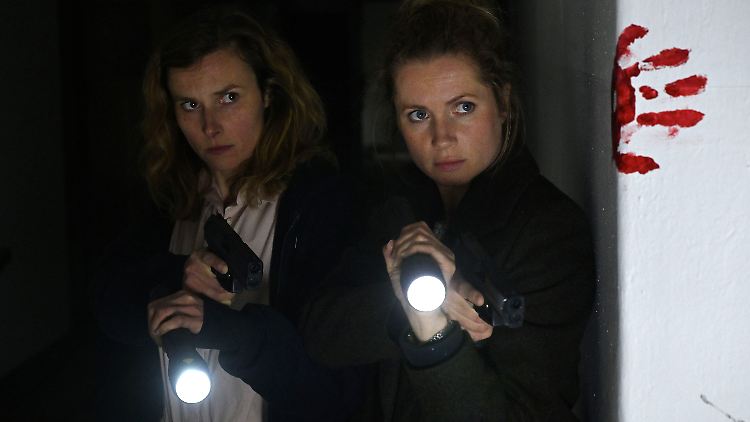 Ermitteln an einem ziemlich gruseligen Tatort: Gorniak (Karin Hanczewski, l.) und Winkler (Cornelia Gröschel).
