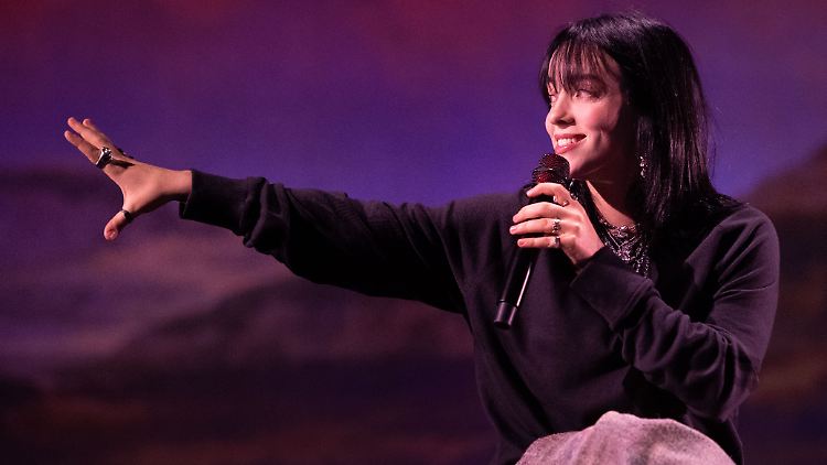 Sie weiß zu verzaubern: Billie Eilish bei ihrer Akustik-Show am Mittwochabend in Bonn.