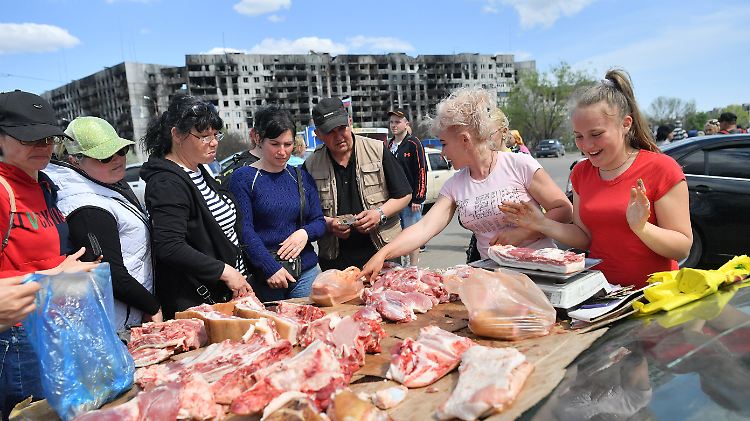 Überall in Mariupol entstehen spontane Märkte. Dieses Bild einer russischen Agentur soll vermutlich zeigen, wie gut es den Ukrainern nach ihrer "Befreiung" geht. 