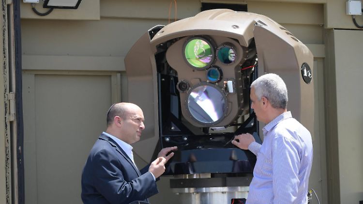 Israels Ministerpräsident Naftali Bennett (l.) vor dem Iron Beam - der Laser soll Israel vor feindlichen Raketen schützen.