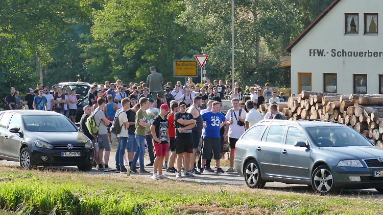 An Wochenenden versuchten schon mal mehr als hundert sogenannte "Hater" dem "Drachenlord" einen Besuch abzustatten.