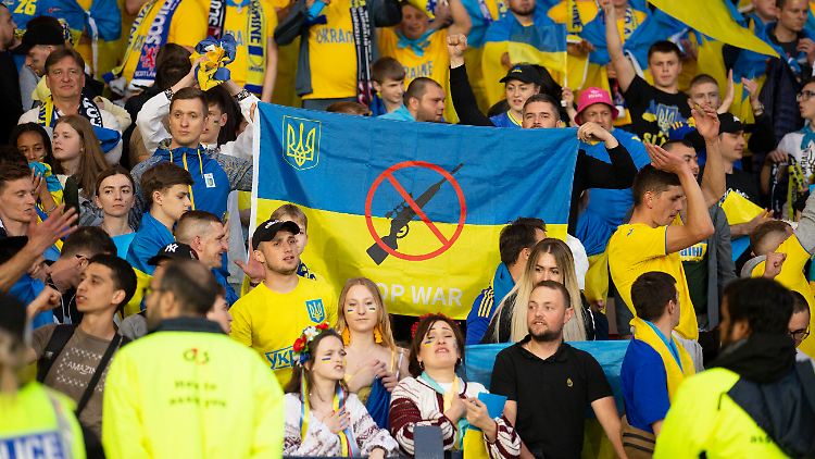 Fußballfans beim WM-Qualifikationsspiel Schottland-Ukraine zeigen ihre Solidarität. 