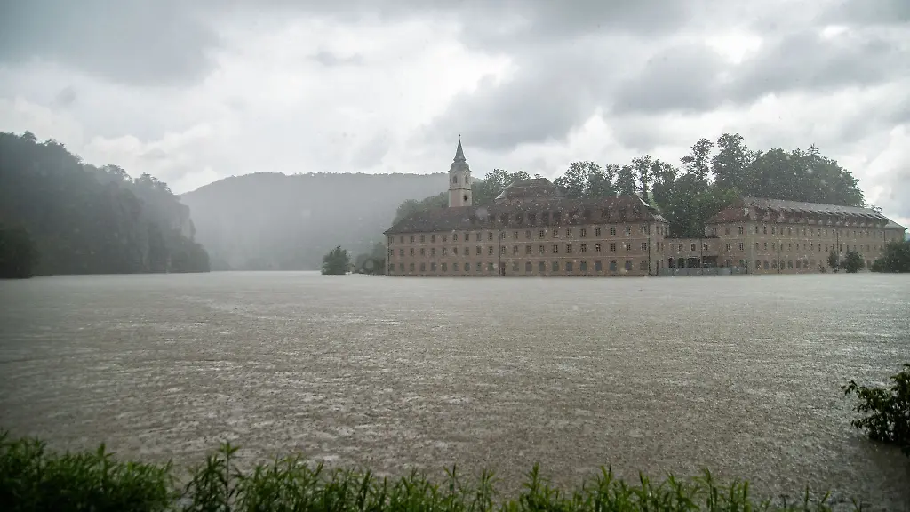 Anfang-Juni-drohte-das-beruehmte-Kloster-Weltenburg-im-Hochwasser-der-Donau-zu-versinken-Nun-will-sich-das-bayerische-Kabinett-hier-mit-der-Frage-beschaeftigen-wie-der-Hochwasserschutz-im-Land-verbessert-werden-kann