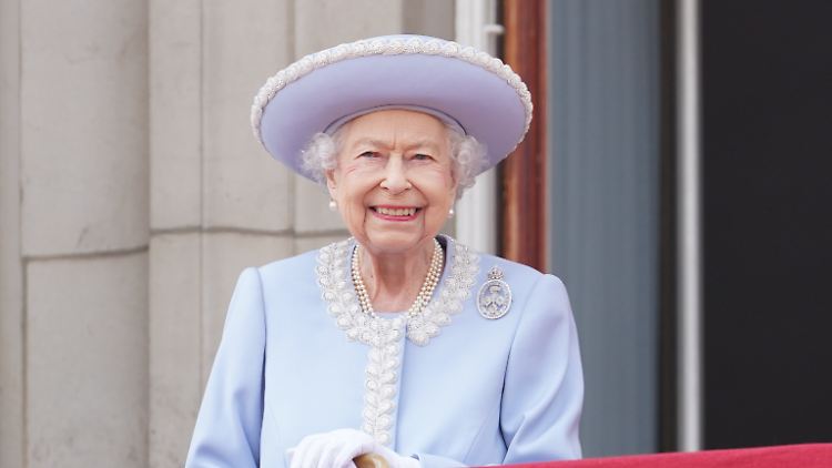 "Sie sind der goldene Faden, der unsere beiden Länder verbindet", schreibt der französische Präsident Emmanuel Macron über die Queen.