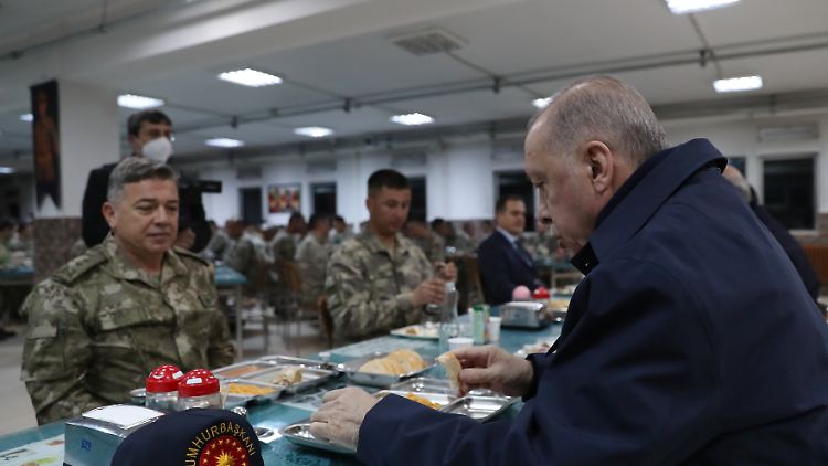 Erdogan besucht im April türkische Truppen in Ostanatolien. 