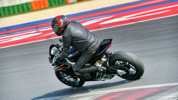 Die Aprilia Tuono 660 Factory zeigt vor allem im oberen Drehzahlbereich ihre Klasse.