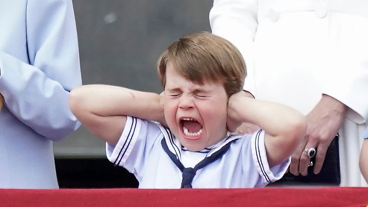 Mit weit aufgerissenem Mund und geschlossenen Augen hielt sich Prinz Louis geschockt die Ohren zu.