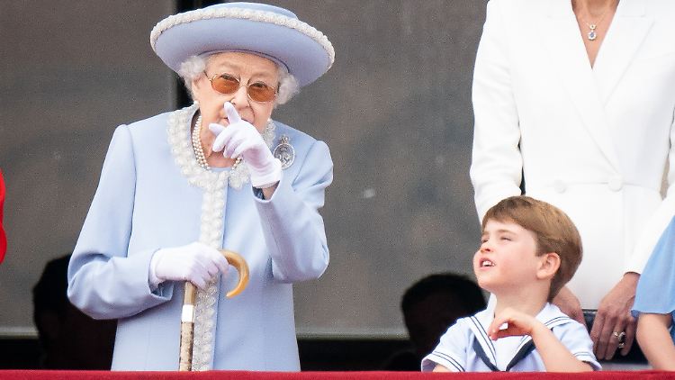 Die Queen schaut sich den Formationsflug mit ihrem Urenkel Prinz Louis an.