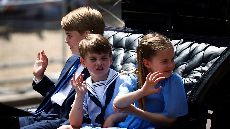 Brav winkend machen sich die drei Cambridge-Kinder auf den Weg zum Buckingham-Palast.