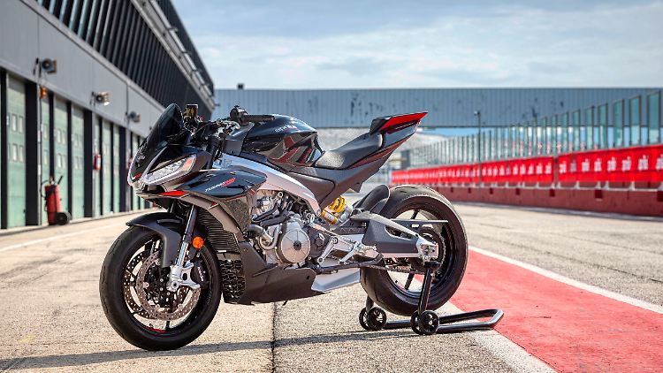 Die 183 Kilogramm der Aprilia Tuono 660 Factory sind für den 100 PS starken Zweizylinder kein Problem.