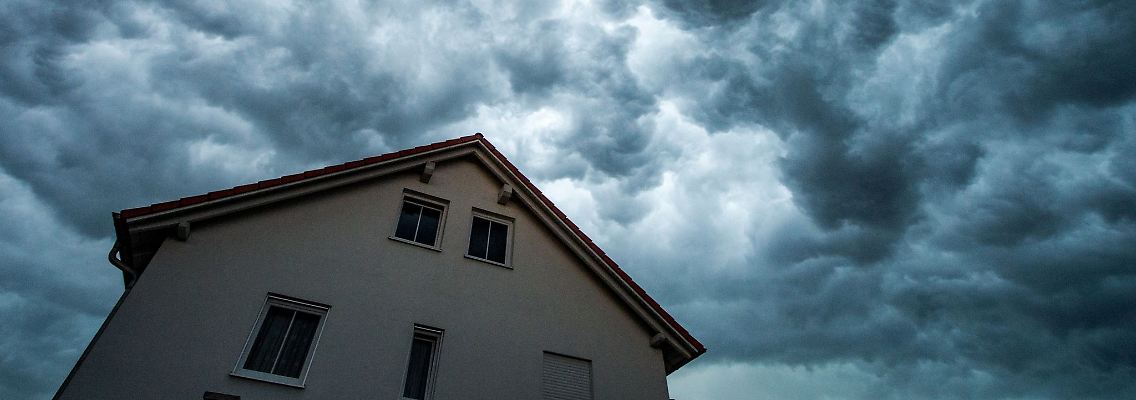 Unwetter nehmen zu und mit ihnen auch das Risiko für Elementarschäden am Eigenheim.