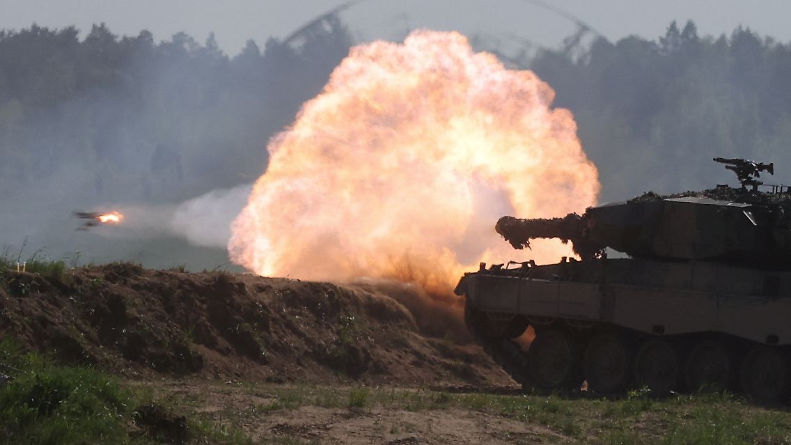 Ein Leopard der polnischen Armee bei einem Manöver.