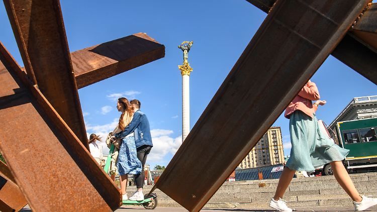 Auf dem Maidan in Kiew stehen immer noch Panzersperren. Drum herum geht das Leben weiter.