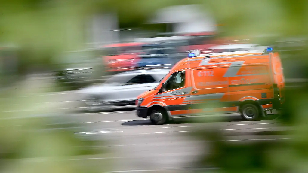 Mit-dem-Rettungsdienst-ging-es-fuer-die-leicht-verletzte-13-Jaehrige-ins-Krankenhaus