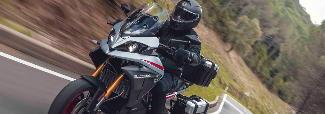 Die Energica Experia wiegt 260 Kilogramm und ist damit alles andere als ein Leichtgewicht.