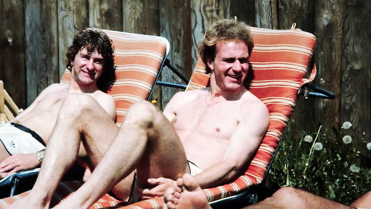 "Sexy Knees" sang das englische Popduo Alan & Denise einst über Karl-Heinz Rummenigge. Am "Schlucksee" präsentierte er sie. Daneben: Eike Immel (l.).
