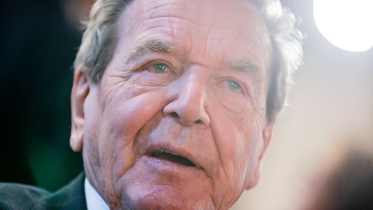 Ex-Bundeskanzler Gerhard Schröder blickt einem Parteiausschlussverfahren entspannt entgegen. 