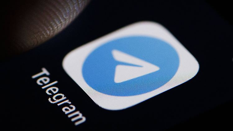 Den Betreibern der Messenger-App droht ein Bußgeld von bis zu 55 Millionen Euro.
