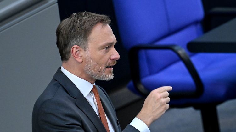 Wie ein Jongleur auf der Strandpromenade von Sylt: Finanzminister Lindner.