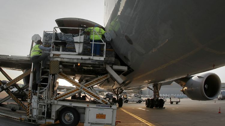 Beschäftigte der Bodenverkehrsdienste verstauen unter anderem Gepäckstücke sicher im Frachtraum und sorgen dafür, dass ausreichend Kerosin an Bord ist.