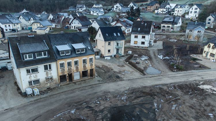 Nach Angaben des Versicherungsverbandes GDV sind derzeit knapp die Hälfte der Gebäude in der Bundesrepublik über eine Elementarschadenversicherung versichert, die bei Starkregen, Hochwasser oder Erdrutschen einspringen würde.