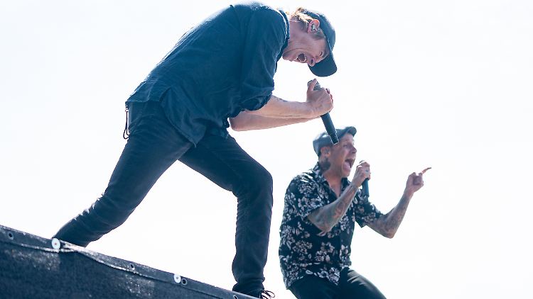 Zu den Donots rund um Sänger Ingo Knollmann (r.) gesellten sich überraschend die Toten Hosen mit Frontmann Campino.