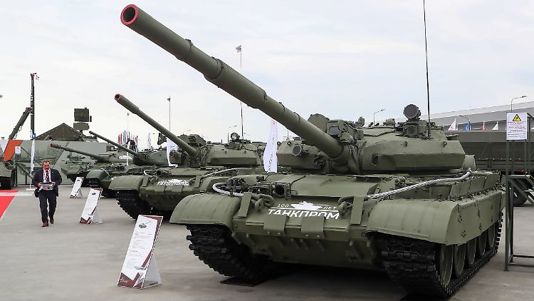 Die Besatzung des T-62 umfasst vier Personen, bestehend aus Kommandeur, Fahrer, Richtschütze und Ladeschütze. 