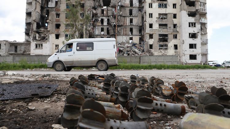 Dieses von der russischen Staatsagentur Tass zur Verfügung gestellte Foto zeigt ein zerstörtes Haus in Mariupol.