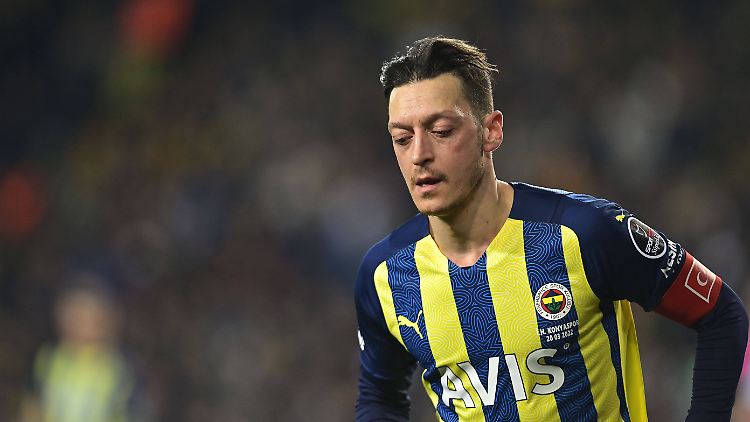 Özils Vertrag läuft noch bis 2024, er spielt aber nicht.