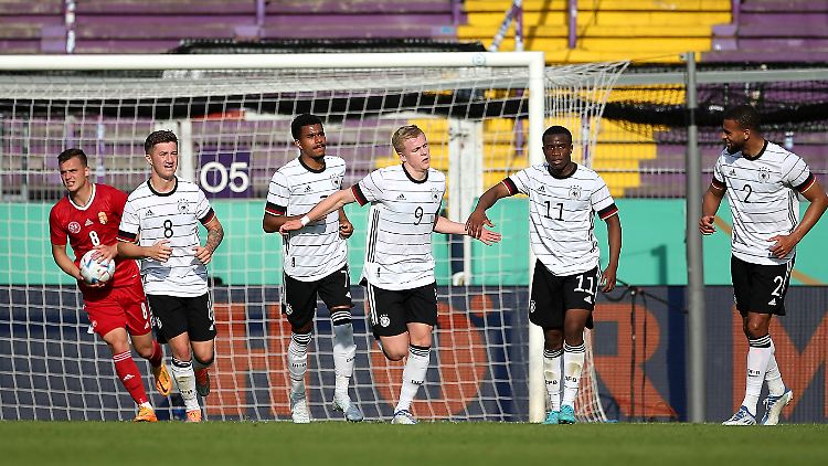 Jonathan Burkhardt (M.) und Yousoufa Moukoko (2.v.r.) sind zwei der Torschützen.