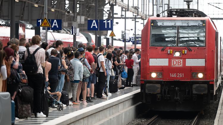 Fahrgäste in Frankfurt am Main warten dicht gedrängt am Hauptbahnhof auf eine Regionalbahn.