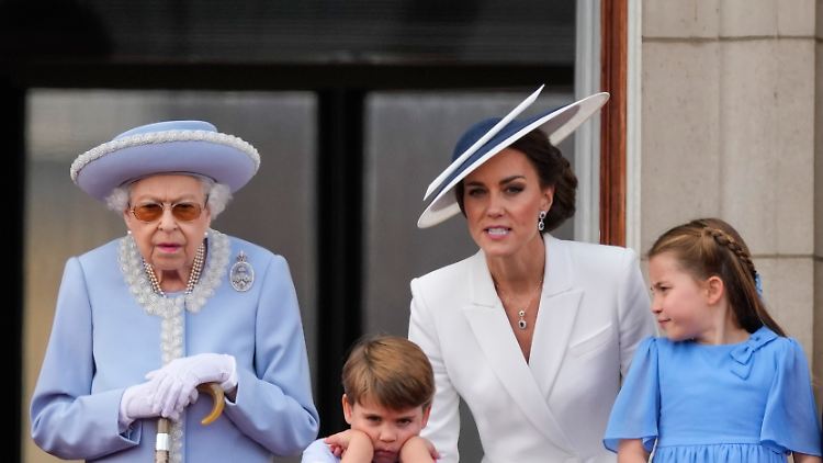 "Es war sehr anstrengend für sie": Herzogin Kate erklärt das Fernbleiben der Queen am Freitag. 