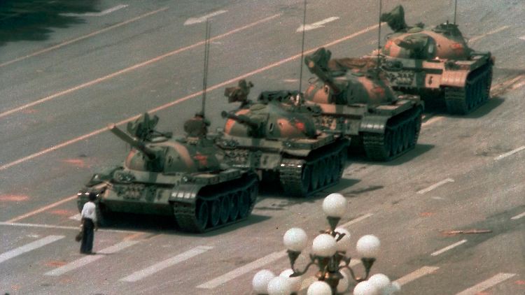 Das Foto wurde am 5. Juni 1989 aufgenommen, einen Tag nach der Niederschlagung des chinesischen Freiheitskampfes in Peking.