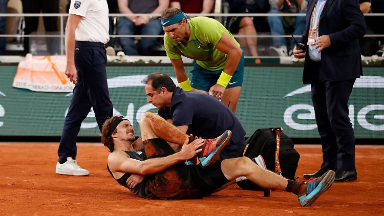 Mit dem rechten Fuß knickte Zverev böse um.