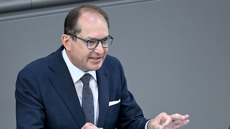 Dobrindt räumte ein, dass es aus heutiger Sicht falsch gewesen sei, die Militärausgaben in der Vergangenheit immer weiter zu reduzieren.