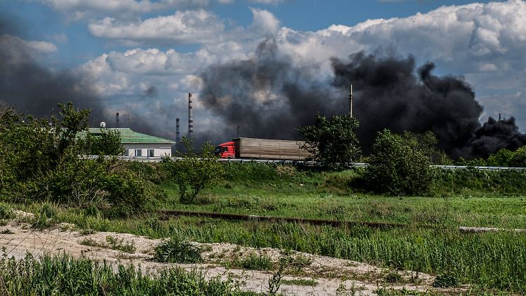 Blick auf die brennende Ölraffinerie von Lyssytschansk. Die Stadt liegt im Kessel von Donbass und ist bereits weitgehend zerstört.