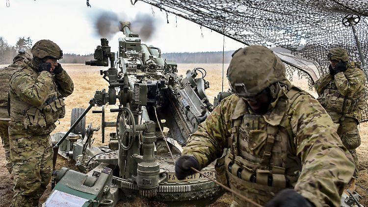 US-Soldaten mit einer M777-Haubitze bei einer Übung in Deutschland.