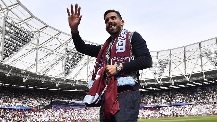 Im April durfte sich Tevez noch einmal von den Fans bei West Ham United feiern lassen.