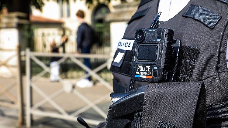 Polizisten verhaften den 20-Jährigen wegen mutmaßlicher Anschlagspläne.