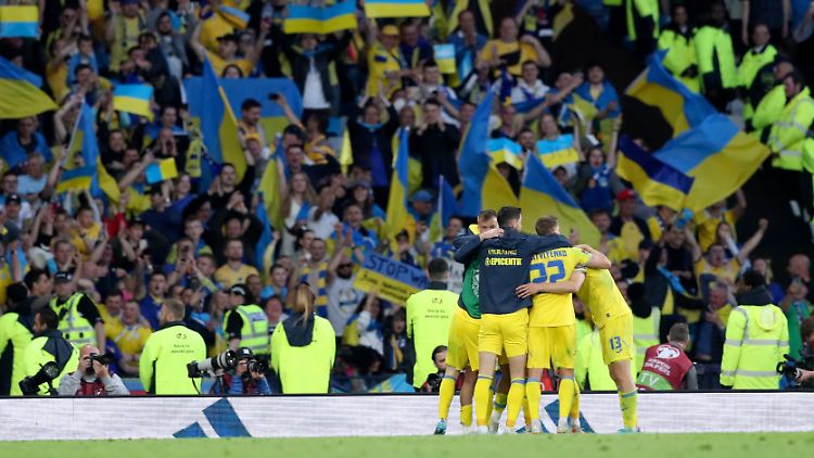 Nach dem Spiel in Glasgow gegen Schottland am vergangenen Mittwoch feiern die ukrainischen Spieler und Fans ihren Sieg.