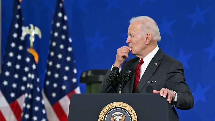 Biden vor einem Monat in einer Waffenfabrik von Lockheed Martin, in der für die Ukraine bestimmte Panzerabwehrwaffen gefertigt werden.