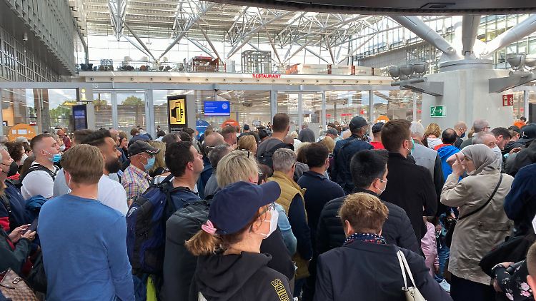 In der Abfertigung an Flughäfen sind viele Stellen unbesetzt.