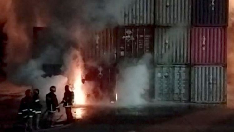 Nach Eintreffen der Feuerwehr kam es zu einer gewaltigen Explosion.