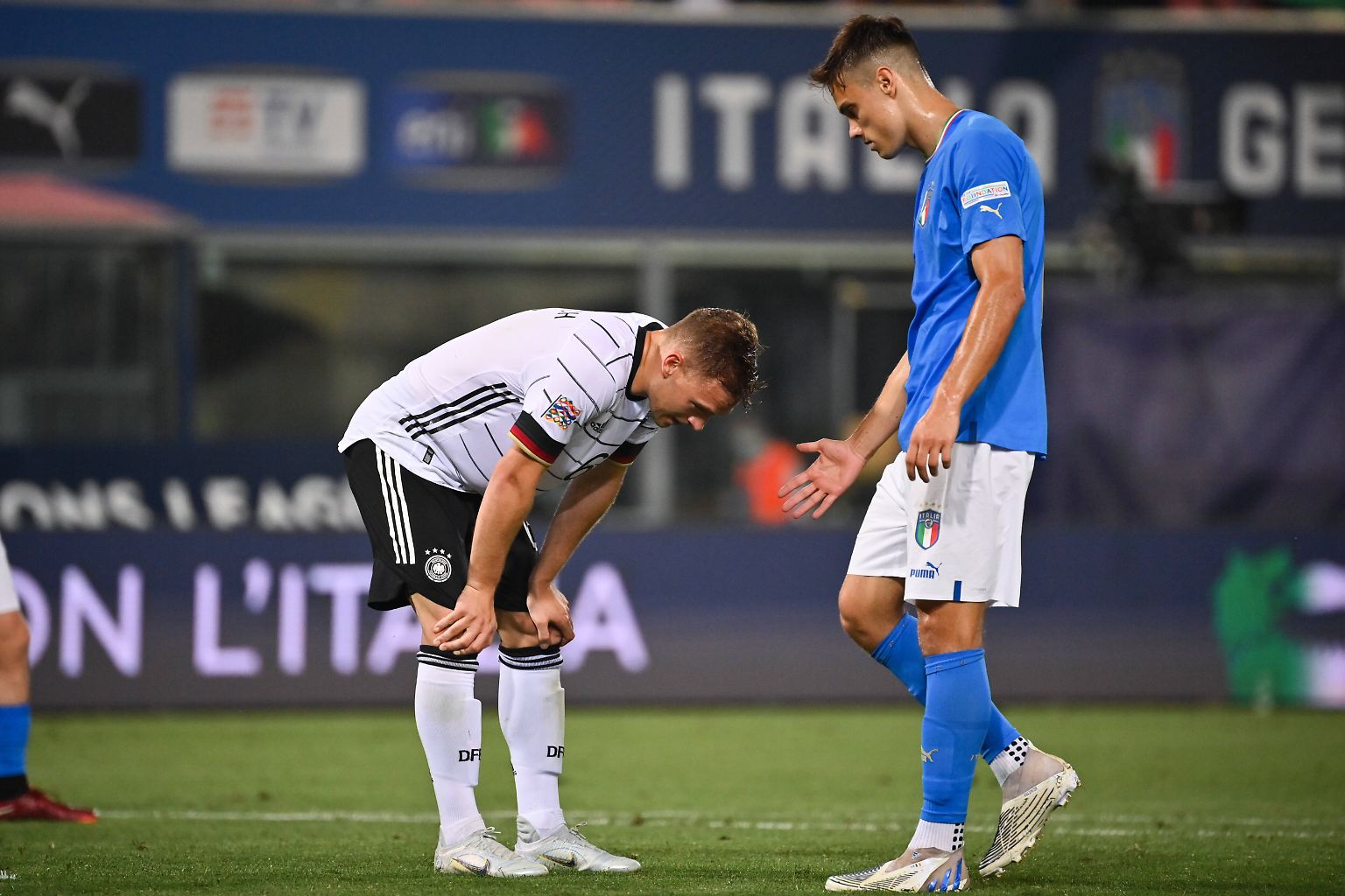 Torschütze Joshua Kimmich stützte sich erschöpft auf seine Knie und atmete schwer, die deutschen Fans …