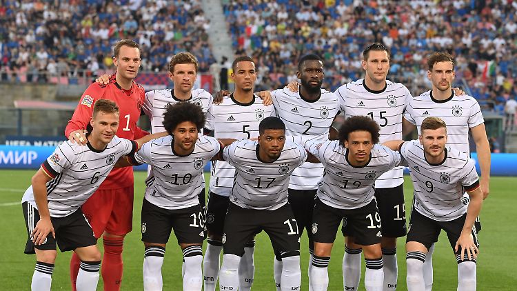 In Italien noch im Männertrikot, gibt es heute für die deutschen Fußballherren neue Arbeitskleidung.