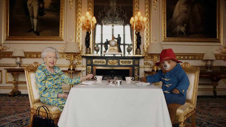 Hat Sinn für Humor: Queen Elizabeth II. mit Paddington Bär.
