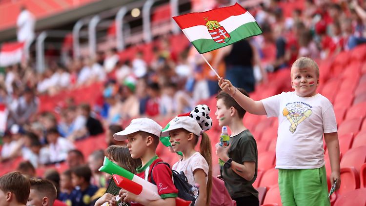 Bei Geisterspielen erlaubt die UEFA, dass Kinder und Jugendliche ins Stadion kommen - in Budapest waren inklusive Begleitpersonen gestern 30.000 Menschen vor Ort.