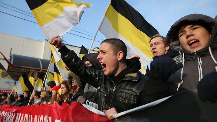 Russische Ultranationalisten tragen Fahnen der rechten Gruppierung Russian Imperial Movement, die das Ausbildungszentrum betreibt.